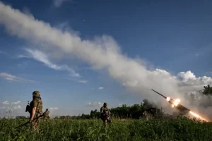 український військовий використовує артилерію для удару по позиціям ворога