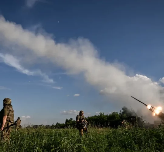 український військовий використовує артилерію для удару по позиціям ворога