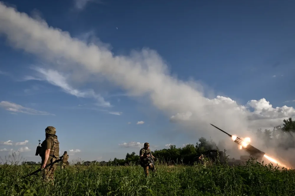 український військовий використовує артилерію для удару по позиціям ворога