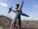 Солдат з підрозділу БЛА «Тайфун» ЗСУ тримає в руках ударний дрон «Марсіанін» у Харківській області