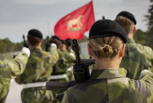 Новобранці проходять підготовку на плацу на Готланді — великому острові біля східного узбережжя Швеції
