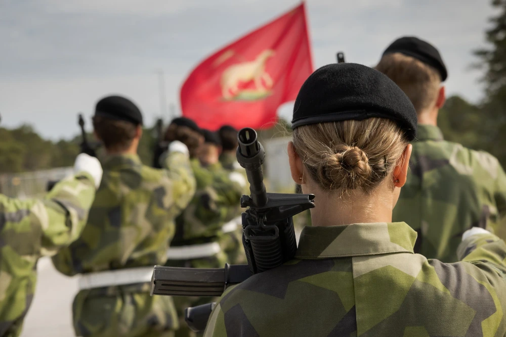 Новобранці проходять підготовку на плацу на Готланді — великому острові біля східного узбережжя Швеції