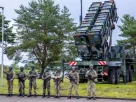 Українські та німецькі військові стоять біля зенітно-ракетного комплексу «Патріот» на полігоні в Німеччині у 2024 році
