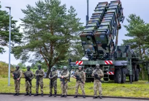 Українські та німецькі військові стоять біля зенітно-ракетного комплексу «Патріот» на полігоні в Німеччині у 2024 році