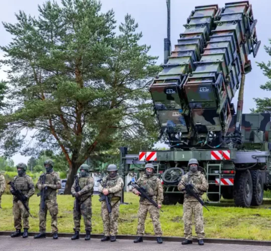 Українські та німецькі військові стоять біля зенітно-ракетного комплексу «Патріот» на полігоні в Німеччині у 2024 році