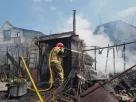 Пожежник працює на місці, де в результаті російських ракетних обстрілів та атак дронів 6 липня 2026 року на околицях Києва, Україна