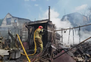 Пожежник працює на місці, де в результаті російських ракетних обстрілів та атак дронів 6 липня 2026 року на околицях Києва, Україна
