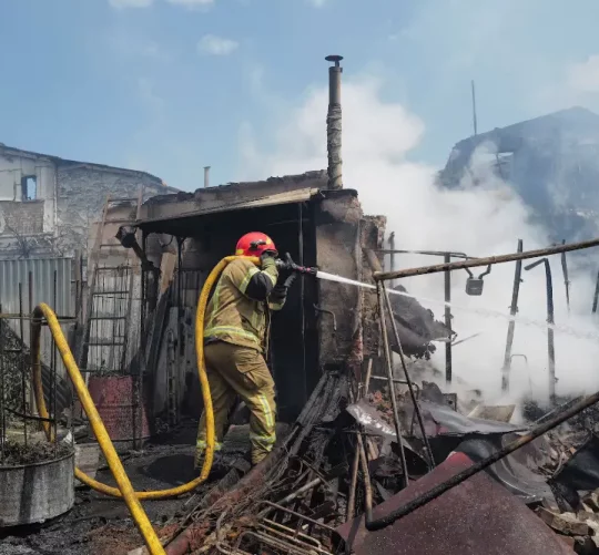 Пожежник працює на місці, де в результаті російських ракетних обстрілів та атак дронів 6 липня 2026 року на околицях Києва, Україна