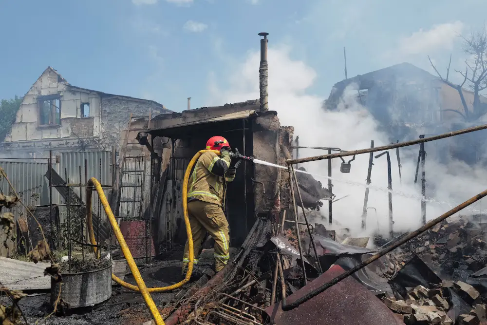 Пожежник працює на місці, де в результаті російських ракетних обстрілів та атак дронів 6 липня 2026 року на околицях Києва, Україна