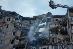 зруйнований будинок у Києві після атаки Росії