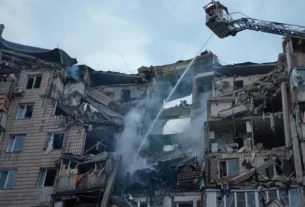 зруйнований будинок у Києві після атаки Росії