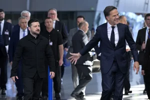 Президент України Володимир Зеленський (ліворуч) та генеральний секретар НАТО Марк Рютте у штаб-квартирі НАТО в Брюсселі 18 червня