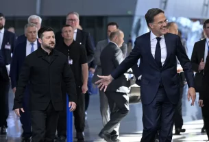 Президент України Володимир Зеленський (ліворуч) та генеральний секретар НАТО Марк Рютте у штаб-квартирі НАТО в Брюсселі 18 червня