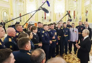 Путін відповідає на питання перед військово службовцями