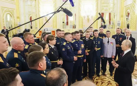 Путін відповідає на питання перед військово службовцями