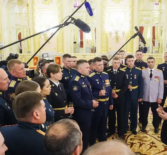 Путін відповідає на питання перед військово службовцями