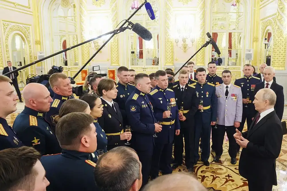 Путін відповідає на питання перед військово службовцями