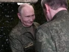 Путін у військовій формі посміхається генералу