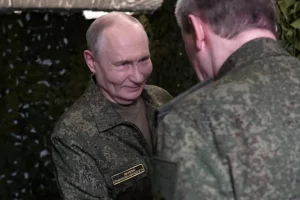 Путін у військовій формі посміхається генералу