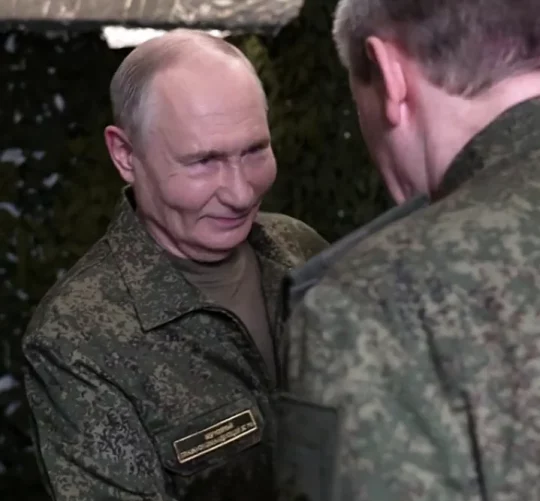 Путін у військовій формі посміхається генералу