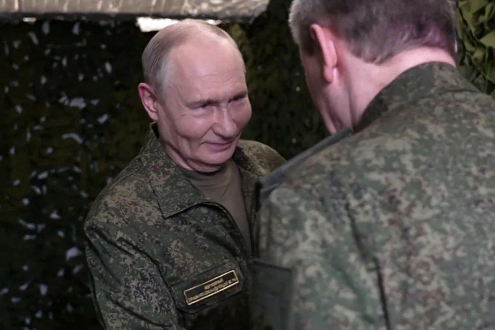 Путін у військовій формі посміхається генералу