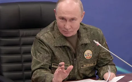 Володимир Путін у військовій формі