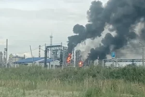 На відеозаписах видно, як горить завод в Омську (Сибір)