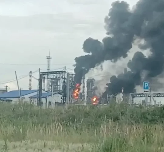 На відеозаписах видно, як горить завод в Омську (Сибір)
