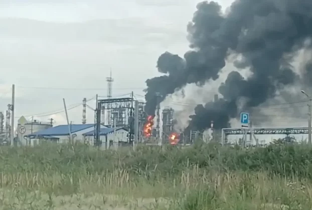 На відеозаписах видно, як горить завод в Омську (Сибір)