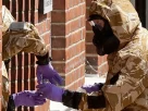 Члени спеціалізованої групи у військових захисних костюмах під час операції з очищення від нервово-паралітичного речовини «Новічок» у Солсбері, 6 липня 2018 року