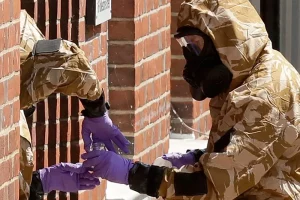 Члени спеціалізованої групи у військових захисних костюмах під час операції з очищення від нервово-паралітичного речовини «Новічок» у Солсбері, 6 липня 2018 року