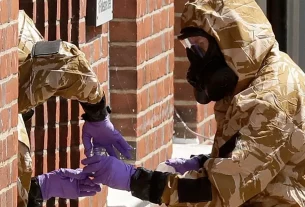 Члени спеціалізованої групи у військових захисних костюмах під час операції з очищення від нервово-паралітичного речовини «Новічок» у Солсбері, 6 липня 2018 року