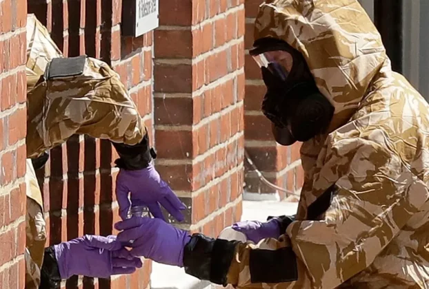 Члени спеціалізованої групи у військових захисних костюмах під час операції з очищення від нервово-паралітичного речовини «Новічок» у Солсбері, 6 липня 2018 року