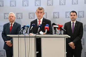 Прем'єр-міністр Андрій Бабіш (ANO; посередині) виступив на прес-конференції перед вильотом на саміт НАТО в Анкарі, 7