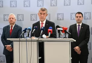 Прем'єр-міністр Андрій Бабіш (ANO; посередині) виступив на прес-конференції перед вильотом на саміт НАТО в Анкарі, 7