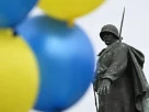 9 травня перед пам’ятником солдату Червоної Армії біля Радянського меморіалу у берлінському Тіргартені майоріють повітряні кульки у кольорах прапора України