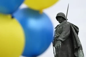 9 травня перед пам’ятником солдату Червоної Армії біля Радянського меморіалу у берлінському Тіргартені майоріють повітряні кульки у кольорах прапора України