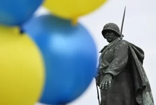 9 травня перед пам’ятником солдату Червоної Армії біля Радянського меморіалу у берлінському Тіргартені майоріють повітряні кульки у кольорах прапора України
