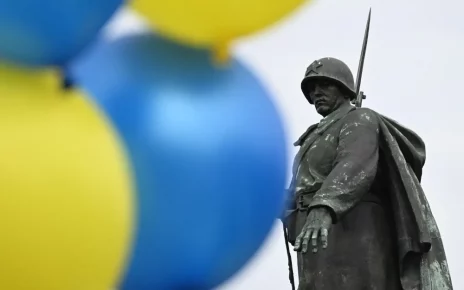 9 травня перед пам’ятником солдату Червоної Армії біля Радянського меморіалу у берлінському Тіргартені майоріють повітряні кульки у кольорах прапора України