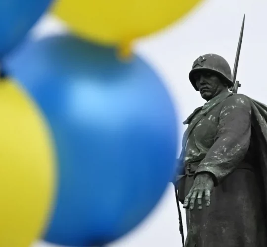 9 травня перед пам’ятником солдату Червоної Армії біля Радянського меморіалу у берлінському Тіргартені майоріють повітряні кульки у кольорах прапора України