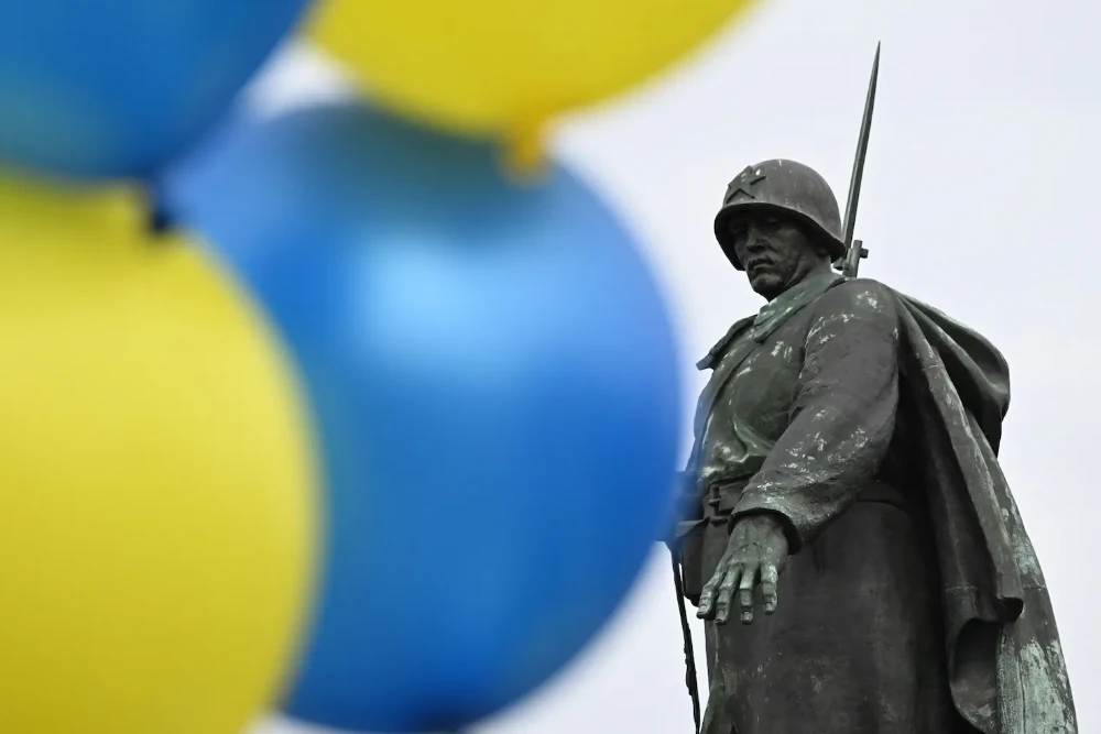 9 травня перед пам’ятником солдату Червоної Армії біля Радянського меморіалу у берлінському Тіргартені майоріють повітряні кульки у кольорах прапора України