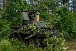 Нова стратегія НАТО передбачає використання безпілотних транспортних засобів, таких як цей безпілотний наземний транспортний засіб «Hunter Wolf», для першочергового реагування на атаку.