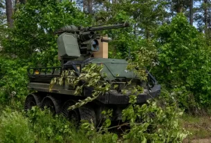 Нова стратегія НАТО передбачає використання безпілотних транспортних засобів, таких як цей безпілотний наземний транспортний засіб «Hunter Wolf», для першочергового реагування на атаку.