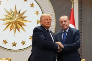 Президент Дональд Трамп потиснув руку президенту Туреччини Реджепу Таїпу Ердогану після прибуття на саміт НАТО в Анкарі, Туреччина, у вівторок