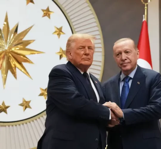 Президент Дональд Трамп потиснув руку президенту Туреччини Реджепу Таїпу Ердогану після прибуття на саміт НАТО в Анкарі, Туреччина, у вівторок