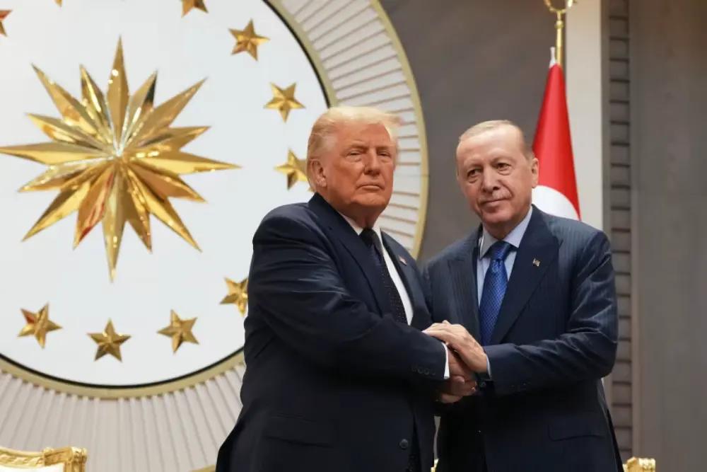 Президент Дональд Трамп потиснув руку президенту Туреччини Реджепу Таїпу Ердогану після прибуття на саміт НАТО в Анкарі, Туреччина, у вівторок