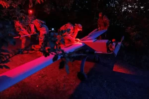 Військовослужбовці роти «Спарта» 422-го полку безпілотних систем «Люфтваффе» Збройних сил України готують до польоту безпілотник середньої дальності «Зозуля»