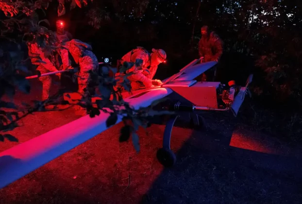 Військовослужбовці роти «Спарта» 422-го полку безпілотних систем «Люфтваффе» Збройних сил України готують до польоту безпілотник середньої дальності «Зозуля»