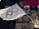 Президент Міжнародного олімпійського комітету Кірсті Ковентрі махає олімпійським прапором під час церемонії закриття Зимових Олімпійських ігор 2026 року у Вероні, Італія, 22 лютого 2026 року