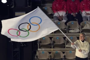 Президент Міжнародного олімпійського комітету Кірсті Ковентрі махає олімпійським прапором під час церемонії закриття Зимових Олімпійських ігор 2026 року у Вероні, Італія, 22 лютого 2026 року